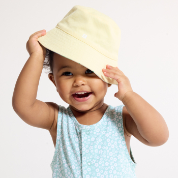 قبعة واقية من الشمس يمكن ارتداؤها على الوجهين باللون الأصفر للصبي الرضيع